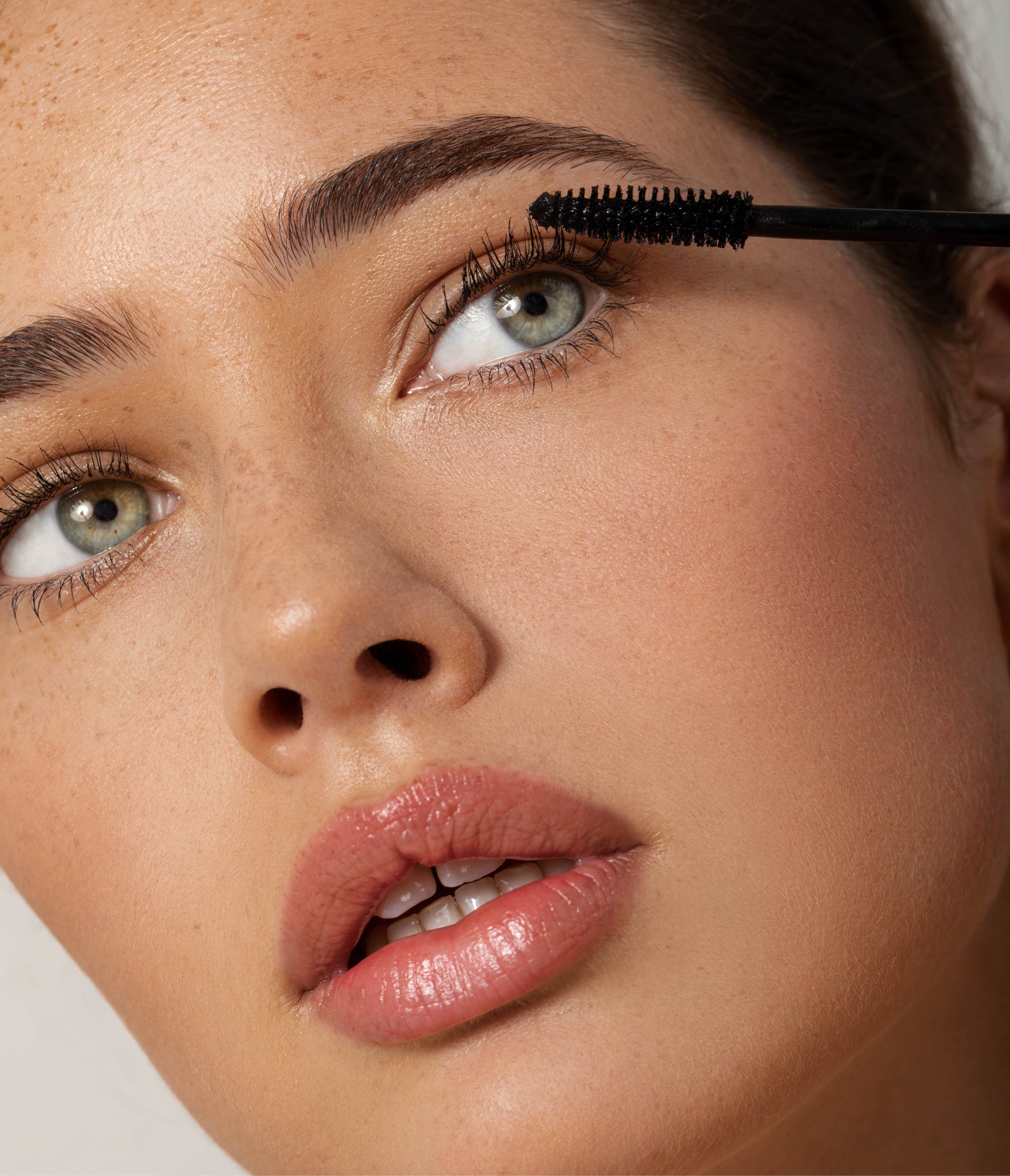 Model applies Aleph Beauty Lift/ Lengthen mascara 