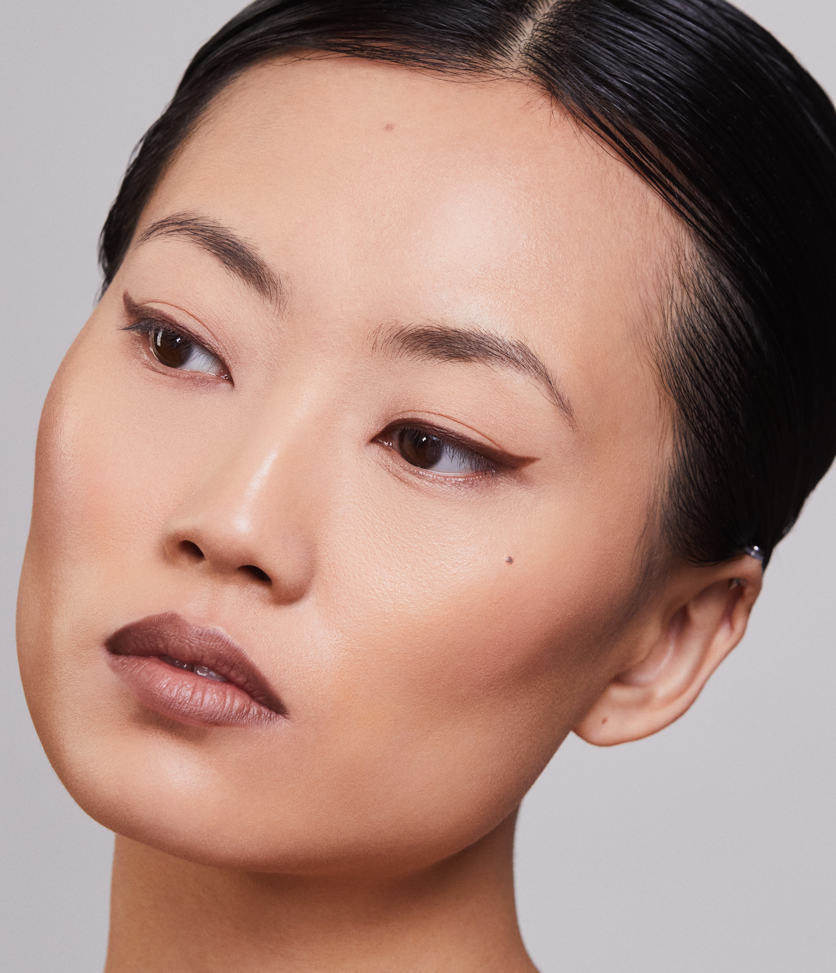 Close-up of model wearing Aleph Eye/Lip MultiLiner Umber