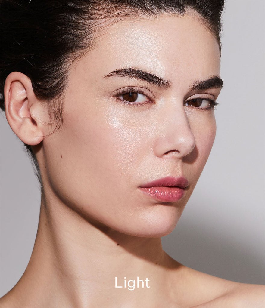 Model wearing Smoothing Skin Tint / SPF20 in shade Light